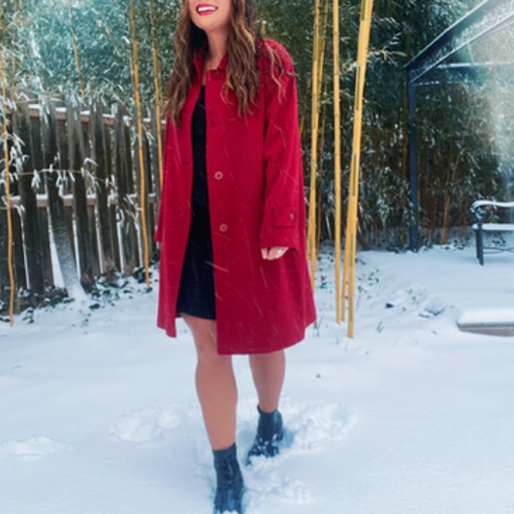 Elegant Max Studio black swing coat with curved collar and full lining in women'